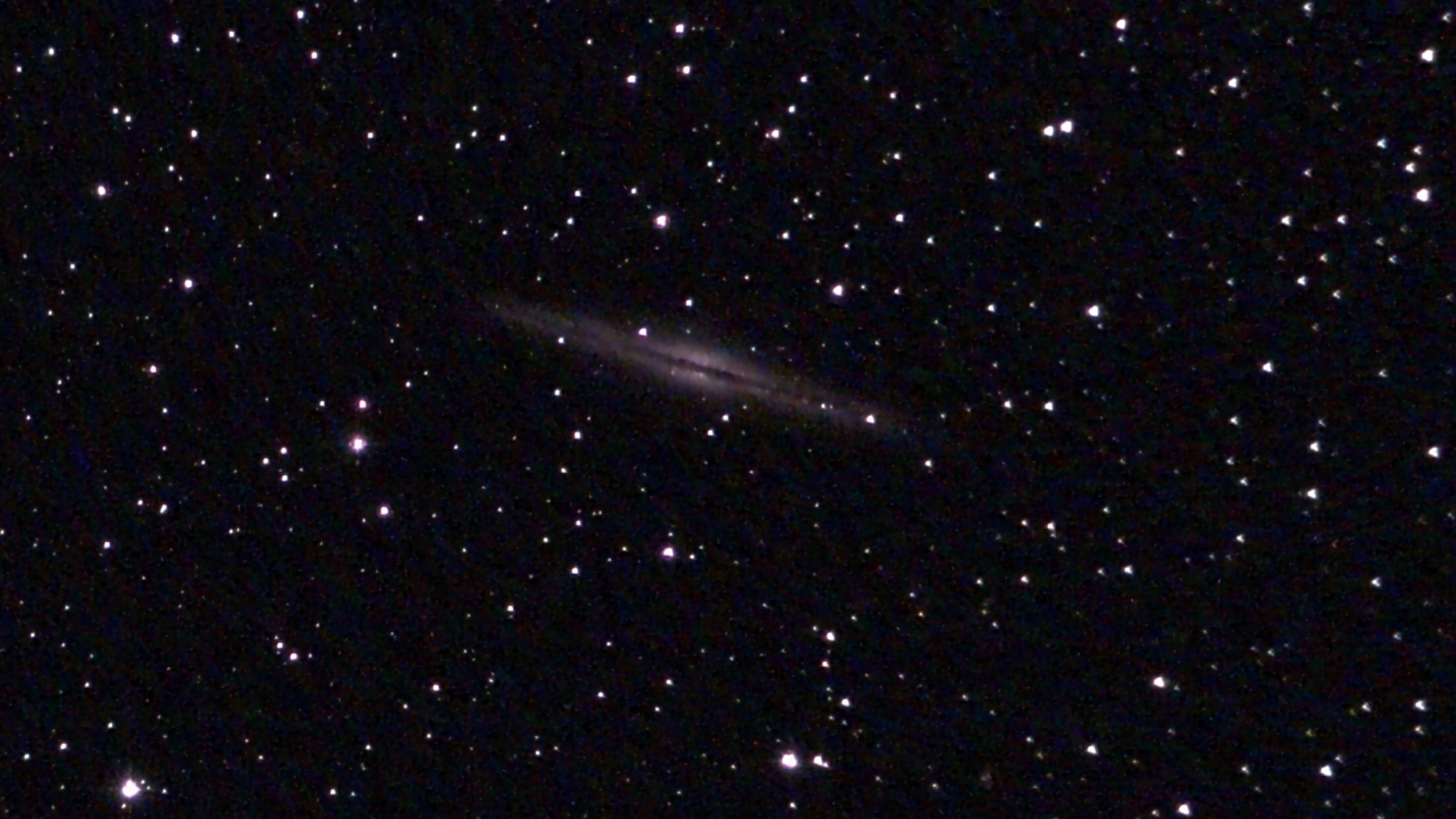 A majestosa galáxia NGC 891, vista de perfil, fotografada com o Unistellar eQuinox 2. 8 minutos de empilhamento sem pós-processamento.